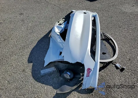 2024 Tesla Model Y z USA, uszkodzony, nr VIN 7SAYGDEE5RA260337